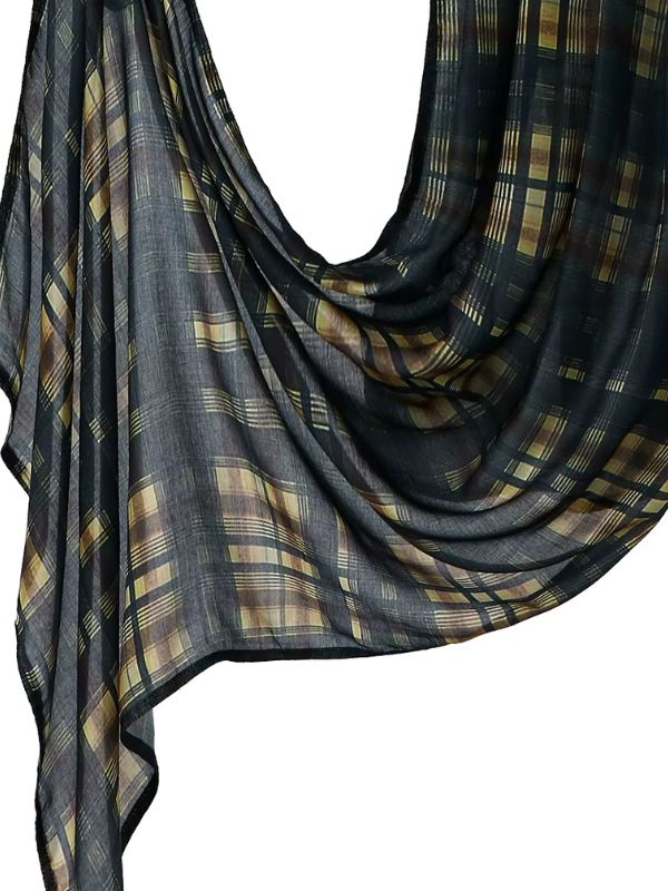 Hijab en coton imprimé carreaux anthracite, drapé en plis, carreaux noirs, ocre et beige doré sur fond gris anthracite