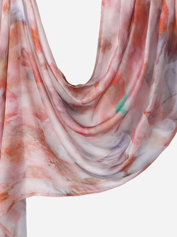 Hijab en coton imprimé corail aquarelle, drapé en plis, taches d'aquarelle corail, pêche et rose poudré avec une touche turquoise