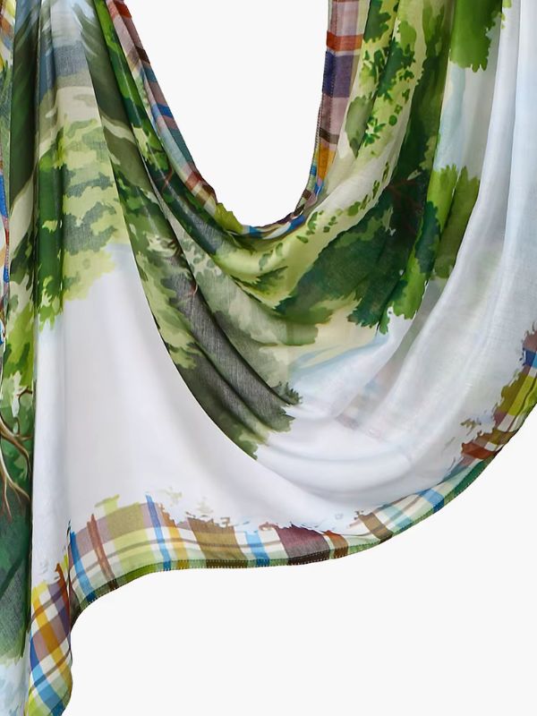 Hijab en coton imprimé forêt verte, drapé en plis, arbres verts à l'aquarelle sur fond blanc et bordure à carreaux multicolores