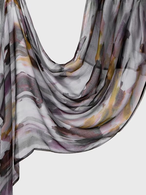 Hijab en coton imprimé gris pinceau, drapé en plis, coups de pinceau prune, gris anthracite et jaune moutarde sur fond gris clair