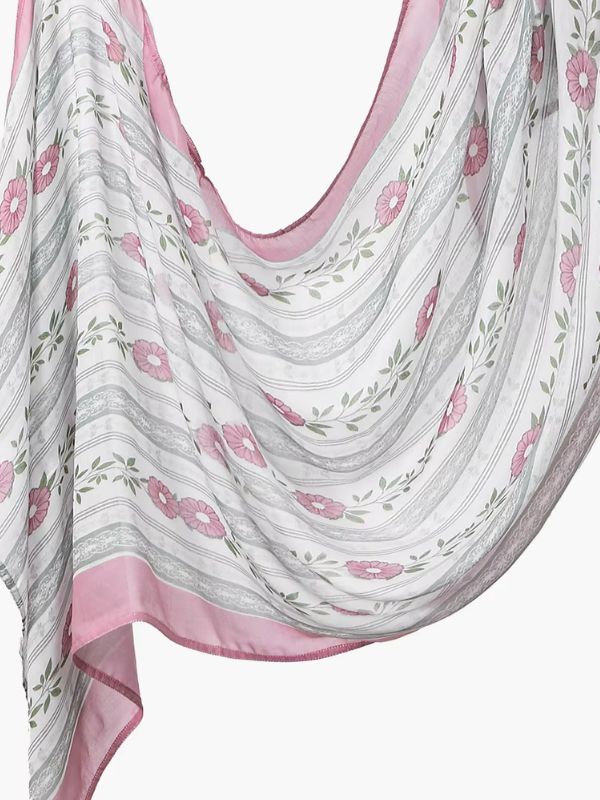 Hijab en coton imprimé guirlande verte, drapé en plis, bandes grises à motif de dentelle, guirlandes de fleurs roses et bordure rose