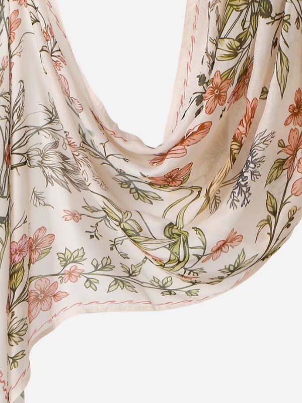 Hijab en coton imprimé herbier crème, drapé en plis, fleurs corail et feuillages vert sauge sur fond crème