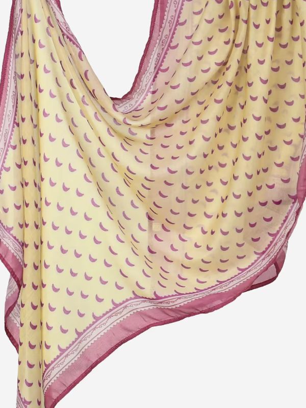 Hijab en coton imprimé jaune à demi-lunes, drapé en plis, fond jaune pâle semé de demi-lunes prune, bordure prune festonnée