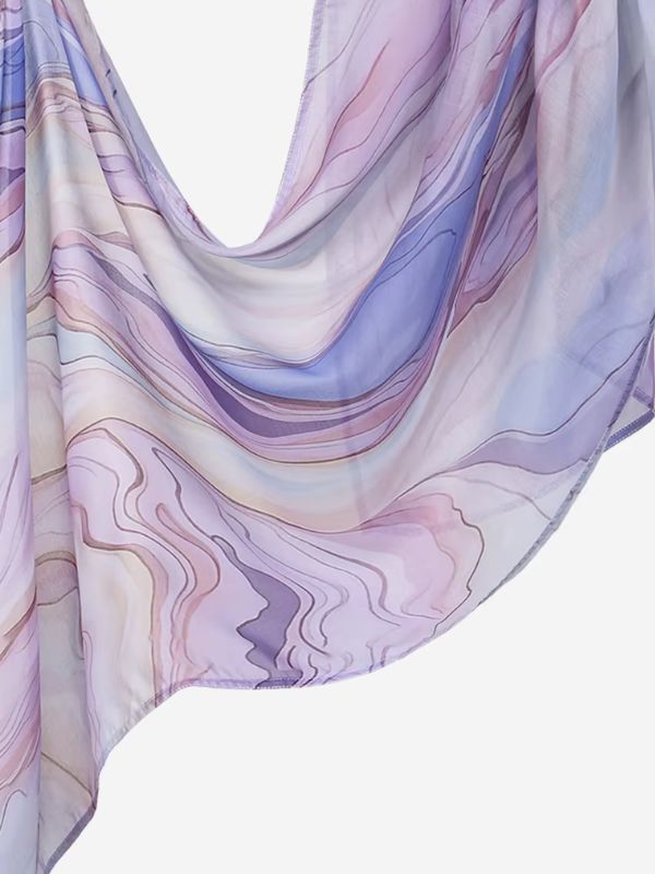 Hijab en coton imprimé lilas marbré, drapé en plis, motif marbré lilas, rose et bleu lavande aux fines veines ondulées