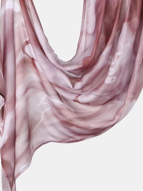 Hijab en coton imprimé mauve marbré, drapé en plis, motif marbré mauve, vieux rose et rose poudré avec volutes blanches