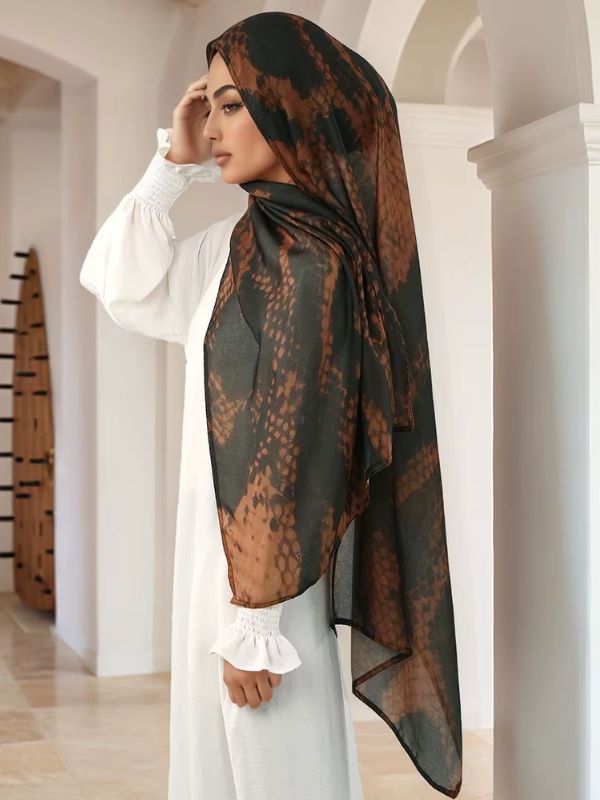 Hijab en coton imprimé noir cuivré, porté de profil, taches cuivrées à motif de peau de serpent sur fond noir