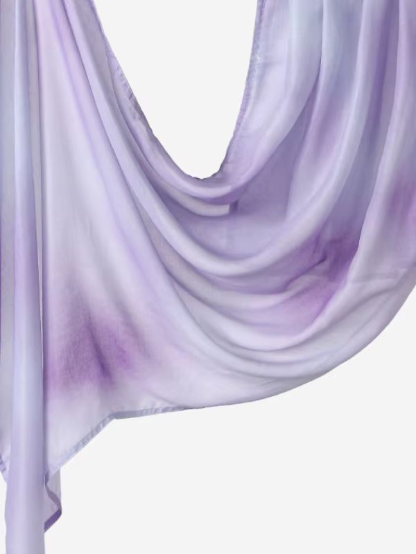 Hijab en coton imprimé parme nuagé, drapé en plis, dégradé nuageux du parme clair au violet