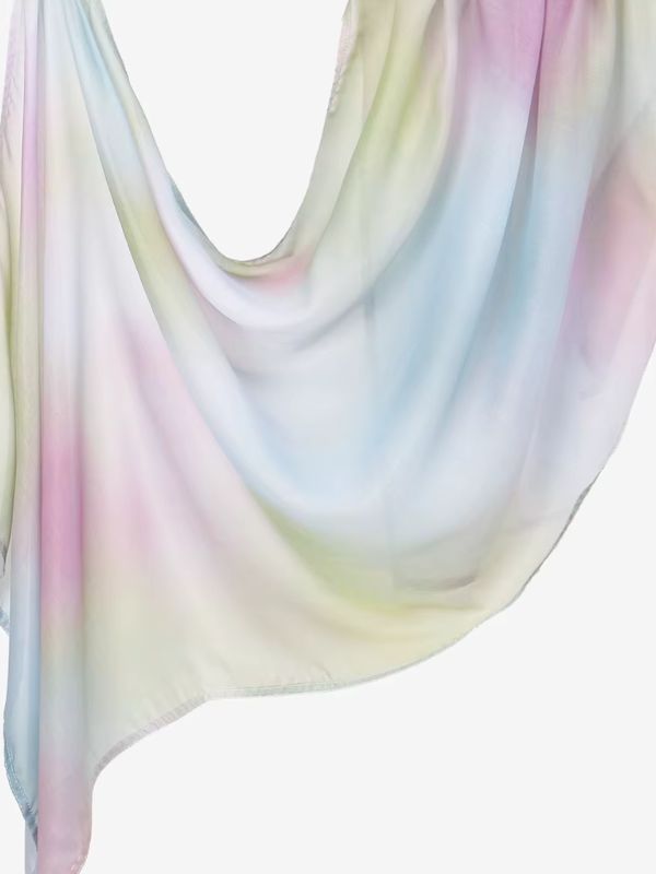 Hijab en coton imprimé pastel nuagé, drapé en plis, dégradé nuageux de rose, bleu ciel et vert tendre sur fond blanc