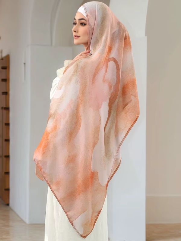 Hijab en coton imprimé pêche abricot, porté de profil, aquarelle pêche, orange et ivoire à fin bord orangé