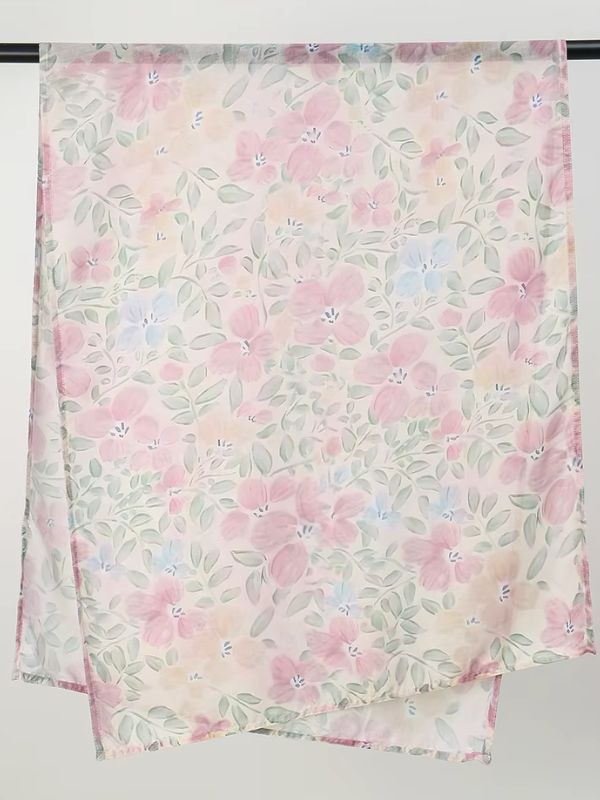 Hijab en coton imprimé prairie rose, suspendu à une barre, floral à l'aquarelle rose, bleu ciel et vert sauge sur fond ivoire