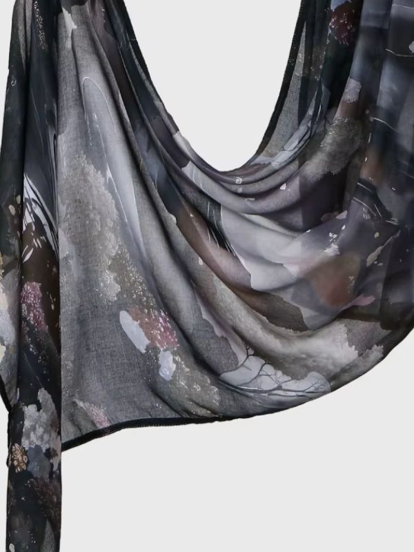 Hijab en coton imprimé printemps anthracite, drapé en plis, aquarelle d'arbres en fleurs sur fond gris anthracite avec touches roses