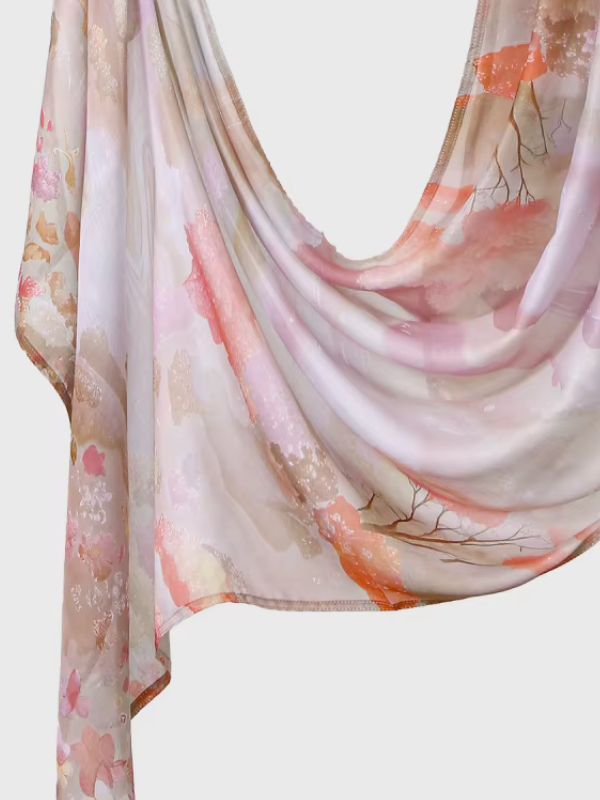 Hijab en coton imprimé printemps orangé, drapé en plis, aquarelle d'arbres en fleurs orangés et rose poudré sur fond beige rosé