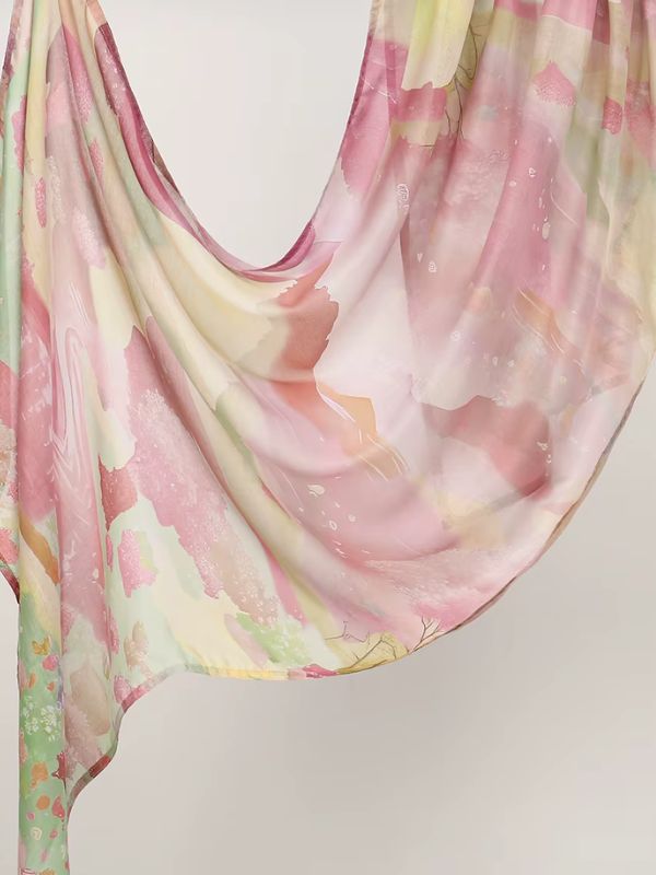 Hijab en coton imprimé printemps rose, drapé en plis, aquarelle d'arbres en fleurs roses sur fond jaune pâle et vert tendre