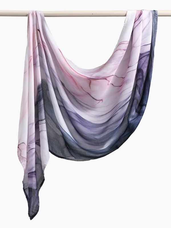 Hijab en coton imprimé rose ardoise, suspendu à une barre, dégradé marbré du rose pâle au lilas et au gris-bleu foncé