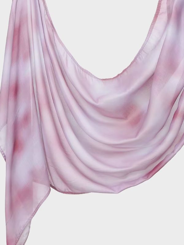 Hijab en coton imprimé rose nuagé, drapé en plis, dégradé nuageux de rose pâle, mauve et rose vieilli