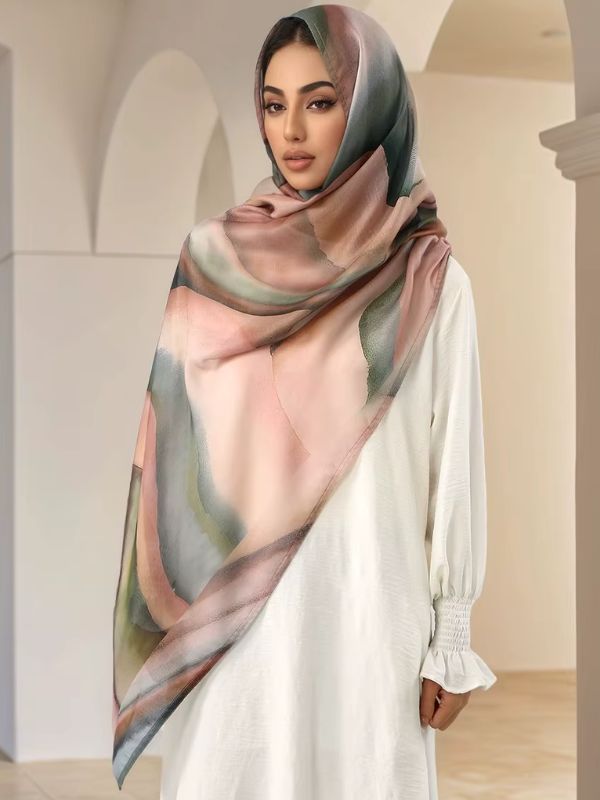 Hijab en coton imprimé rose sauge, porté de face, lavis abstraits de rose poudré, de vert sauge et de crème