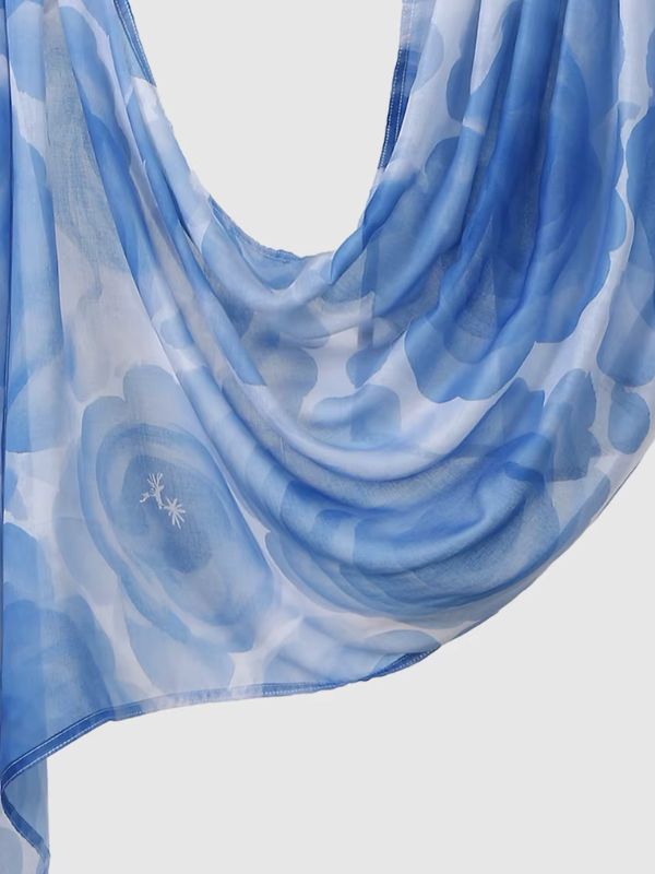 Hijab en coton imprimé roses bleues, drapé en plis, grandes fleurs bleues aux pétales superposés sur fond blanc