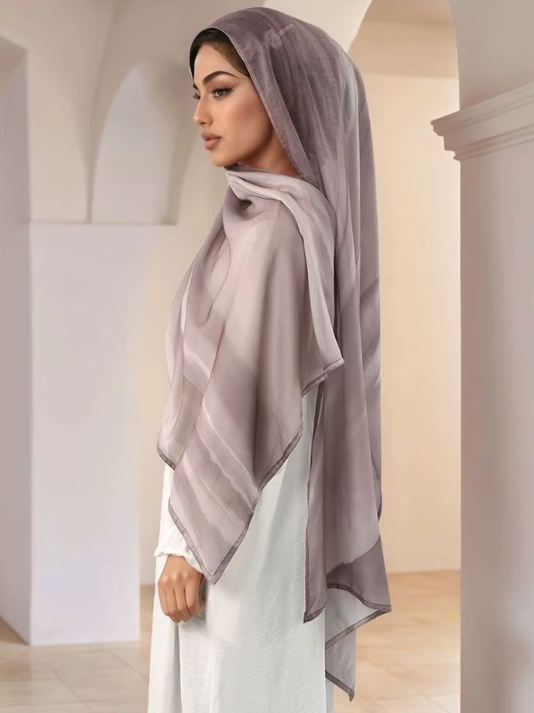 Hijab en coton imprimé taupe rosé, porté de profil, larges bandes ivoire discrètes, liseré taupe sur le bord