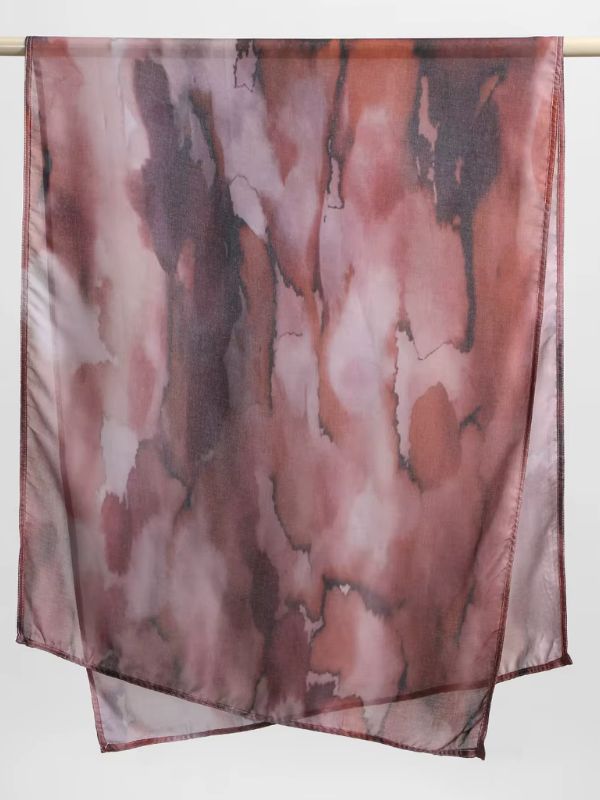 Hijab en coton imprimé terracotta prune, suspendu à une barre, aquarelle craquelée terracotta, rose poudré et prune