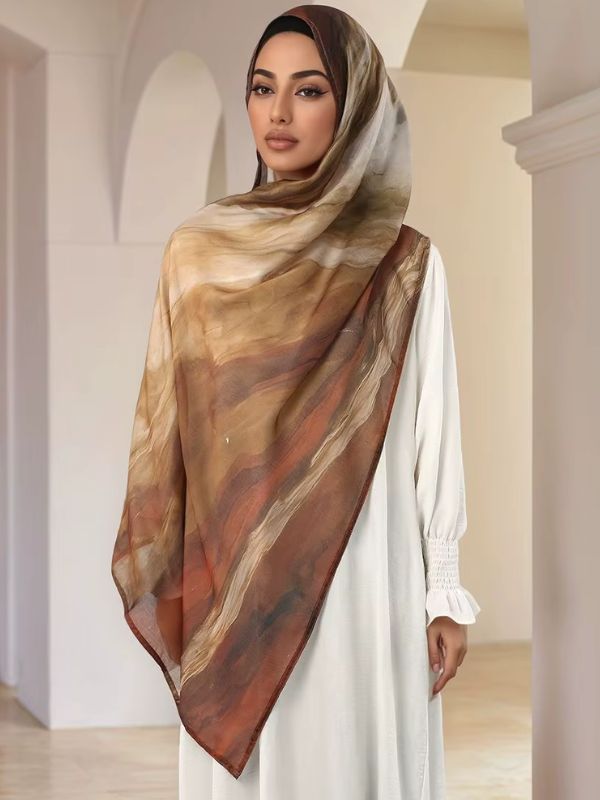 Hijab en coton imprimé terre de sienne, porté de face, strates de camel, de sable et de rouille, liseré rouille