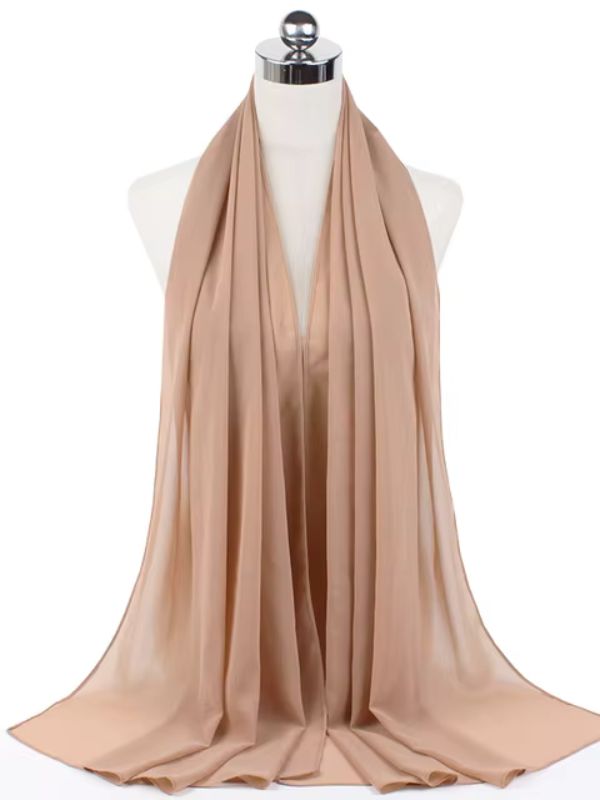 Hijab en mousseline beige drapé avec élégance sur un mannequin