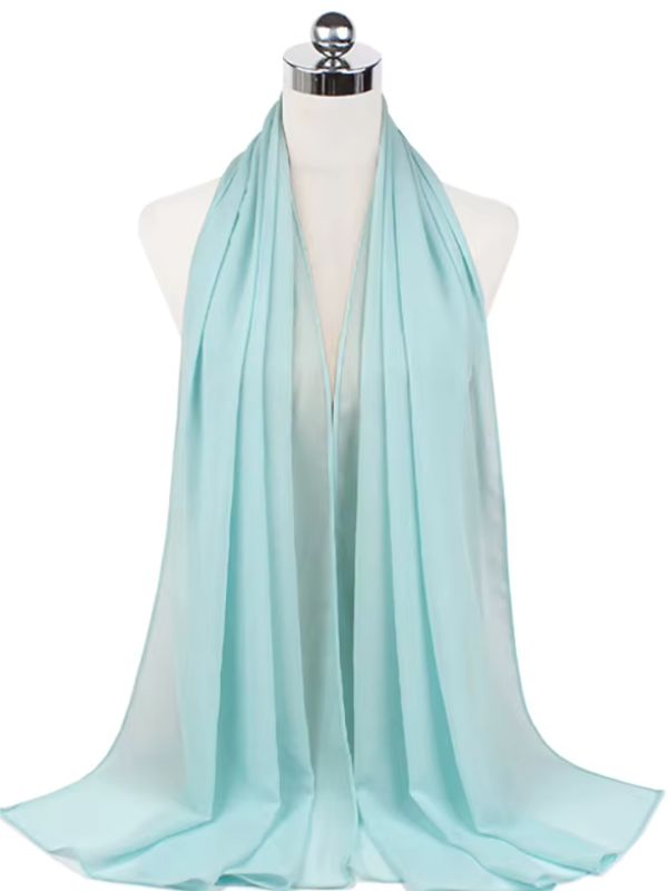 Hijab en mousseline bleu ciel drapé sur un mannequin blanc