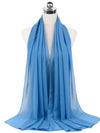 Un hijab en mousseline bleu océan drapé sur un mannequin