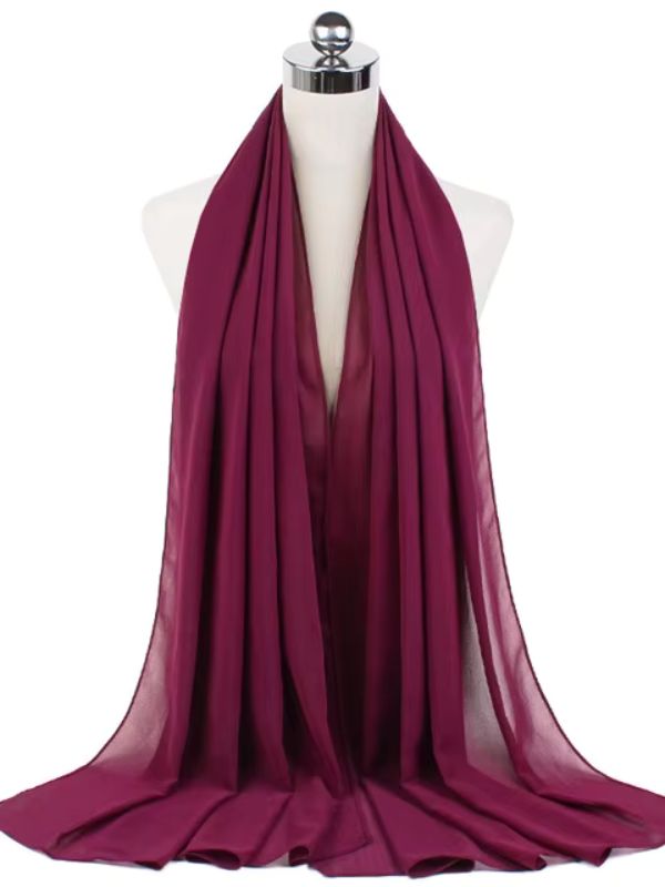 Hijab en mousseline bordeaux profond drapé sur un mannequin