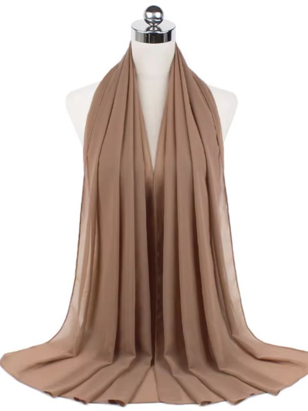 Hijab en mousseline brun sable exposé sur un mannequin
