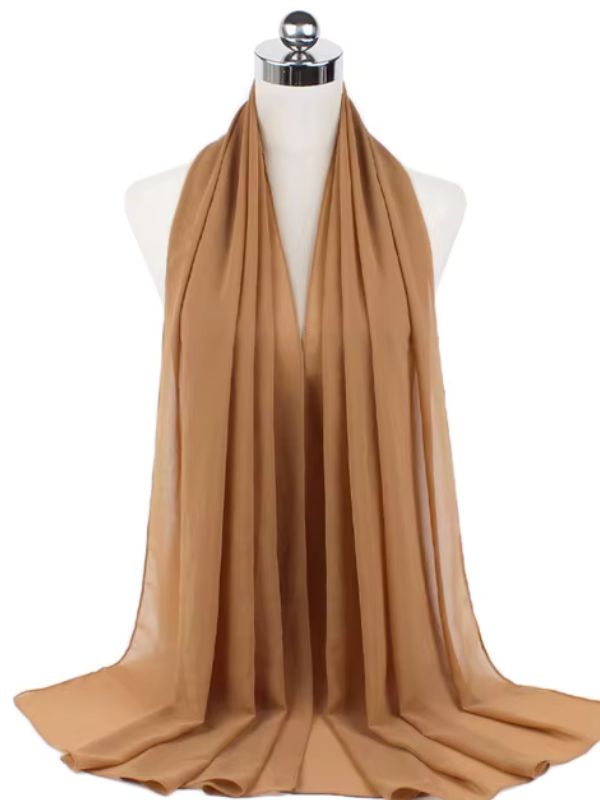 Hijab en mousseline caramel délicatement drapé sur un mannequin
