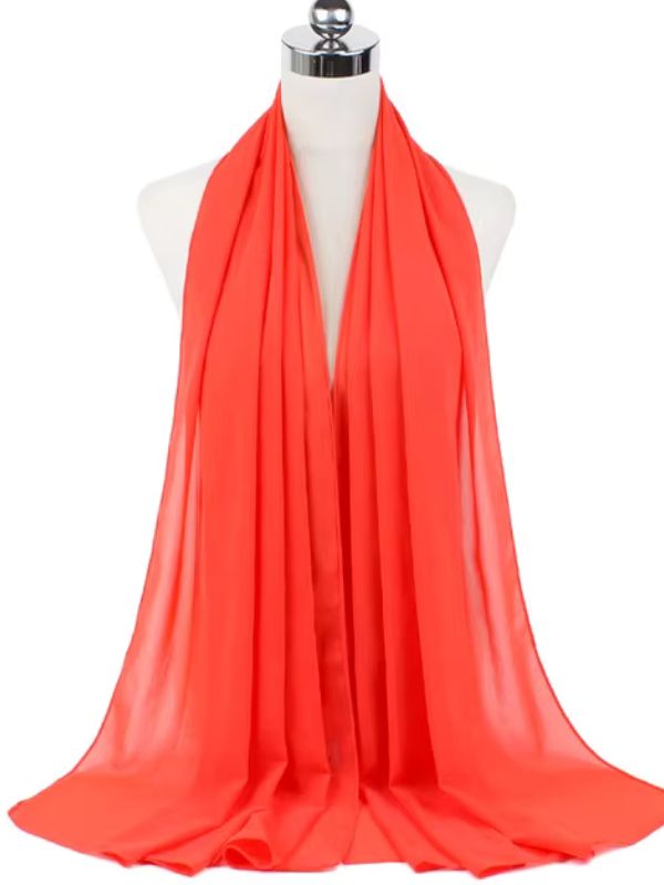 Un hijab en mousseline corail drapé sur un mannequin