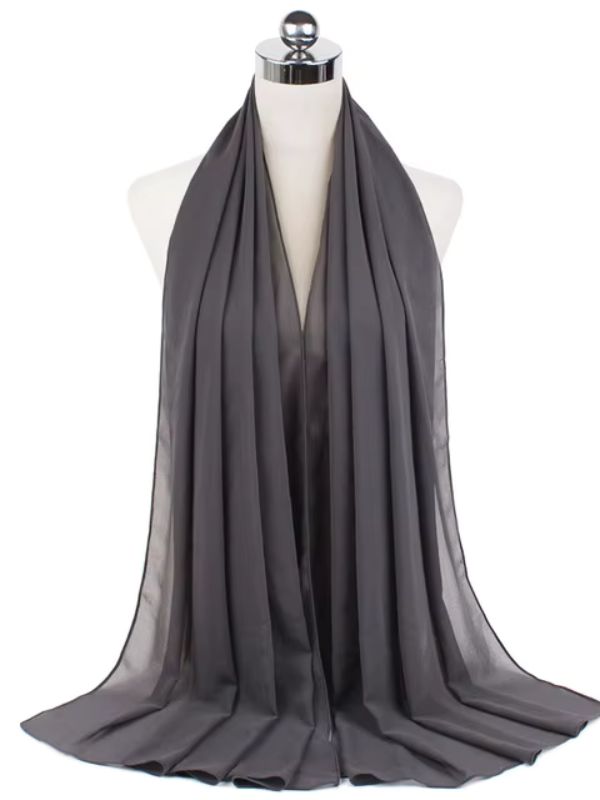 Hijab en mousseline gris anthracite soigneusement drapé sur un mannequin
