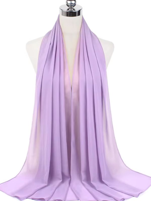 Hijab en mousseline lilas pastel drapé sur un mannequin blanc