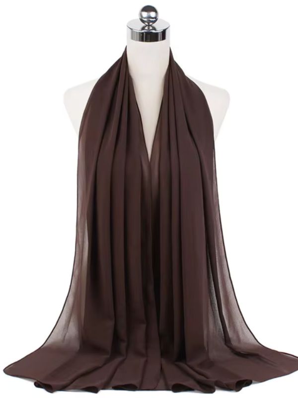 Hijab en mousseline marron drapé avec élégance sur un mannequin
