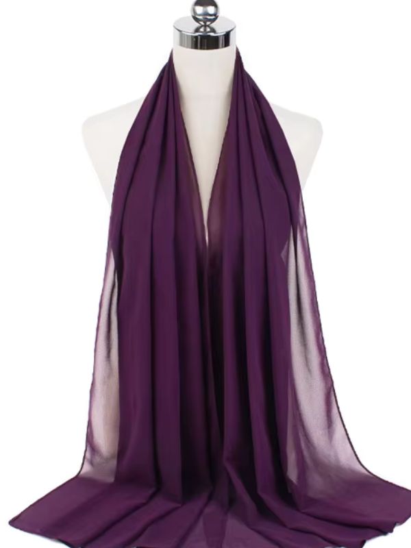 Hijab en mousseline prune drapé sur un mannequin blanc