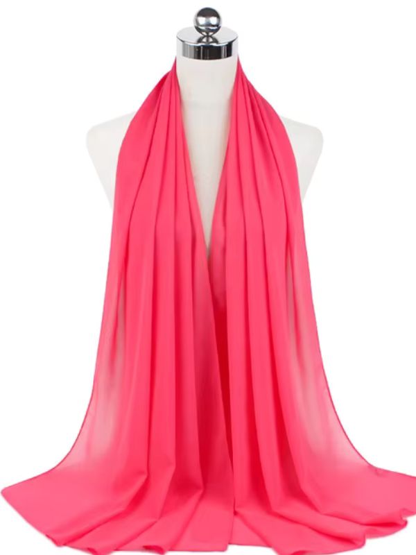 Hijab en mousseline rose fuchsia drapé sur un mannequin blanc