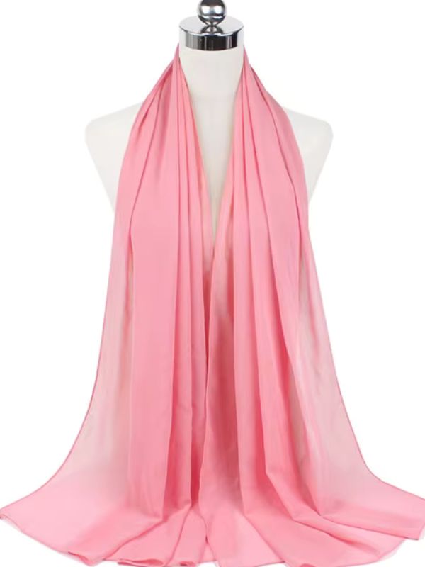 Un hijab rose poudré exposer sur un mannequin