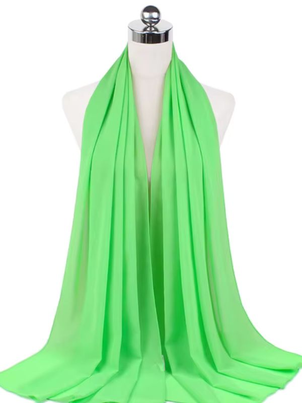 Hijab en mousseline vert citron drapé sur un mannequin blanc