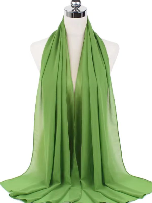 Hijab en mousseline vert olive drapé sur un mannequin blanc