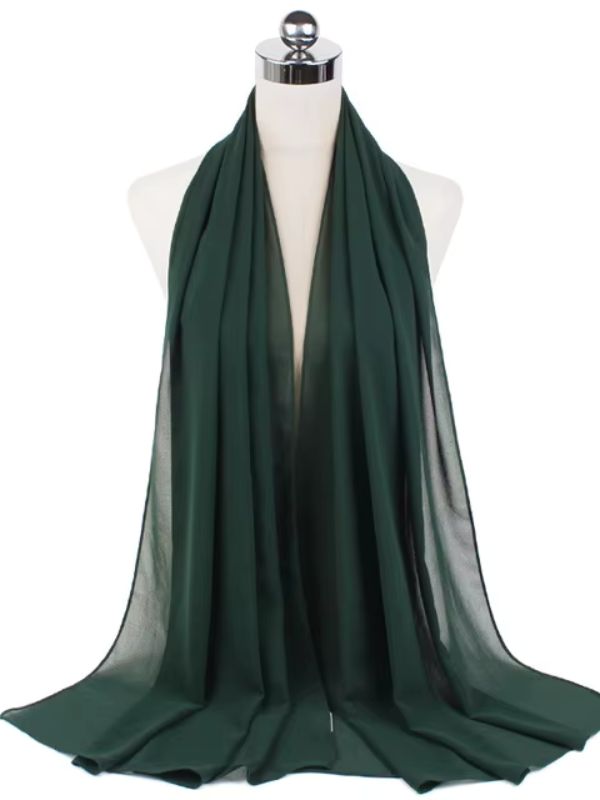Hijab en mousseline vert sapin sur un mannequin blanc
