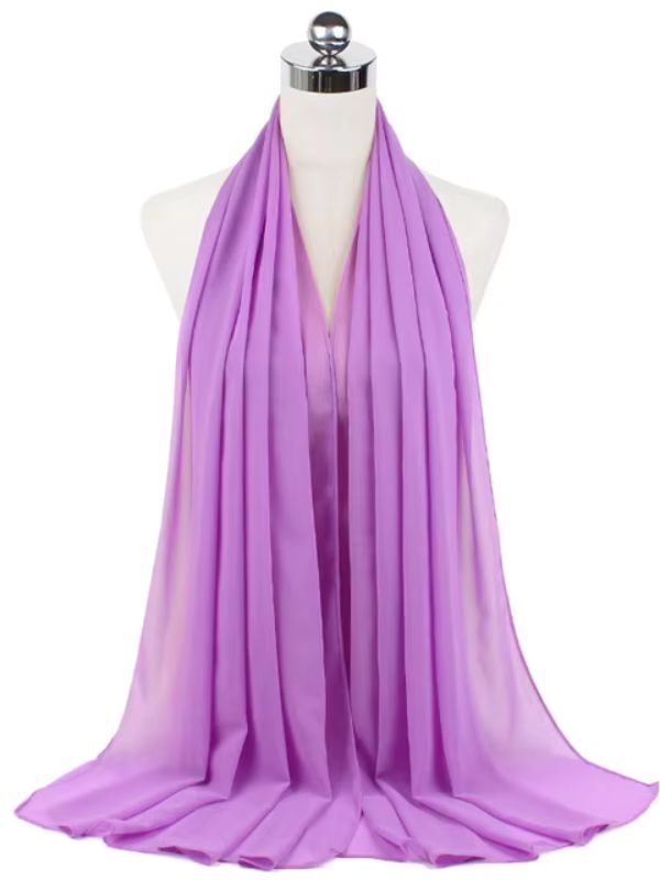 Un hijab en mousseline violet clair drapé sur un mannequin