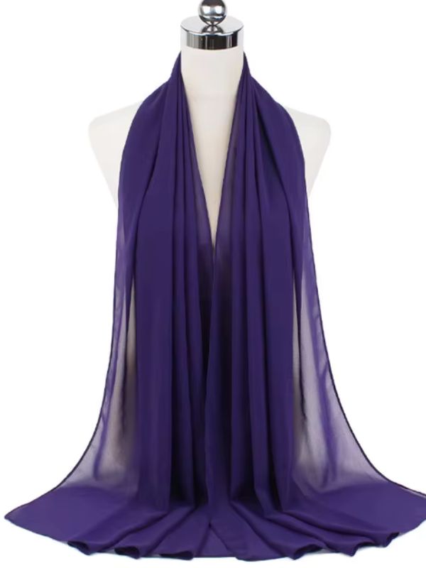 Hijab en mousseline violet drapé avec soin sur un mannequin