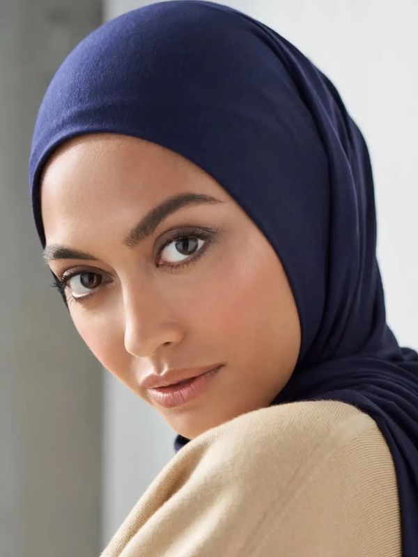 Une femme porte un hijab en coton bleu marine