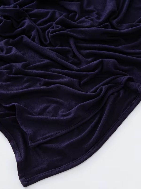 Une femme porte un hijab en coton bleu marine