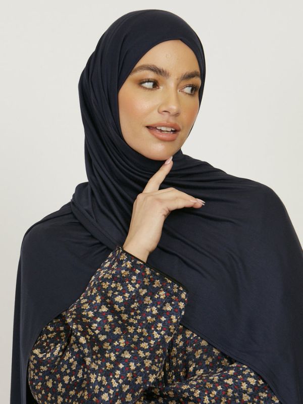 Femme musulmane en hijab bleu marine