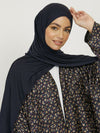 Femme musulmane en hijab bleu marine