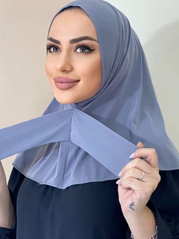Hijab jersey premium instantané bleu ardoise, porté, bande croisée tenue à la main sous le menton, voile couvrant le cou et les épaules
