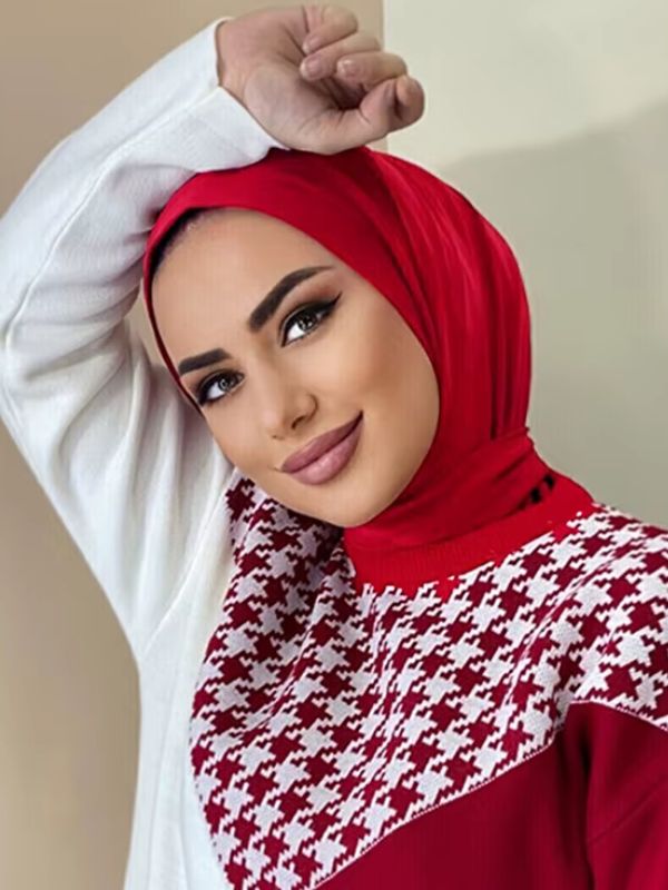 Hijab jersey premium instantané rouge vif, porté, bras relevé au-dessus de la tête, voile ajusté autour du visage