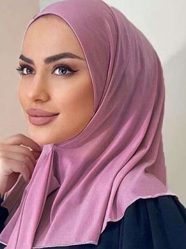 Hijab jersey premium instantané vieux rose, porté, vue de trois quarts, voile ajusté autour du visage et retombant sur les épaules