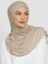 Femme en hijab de jersey